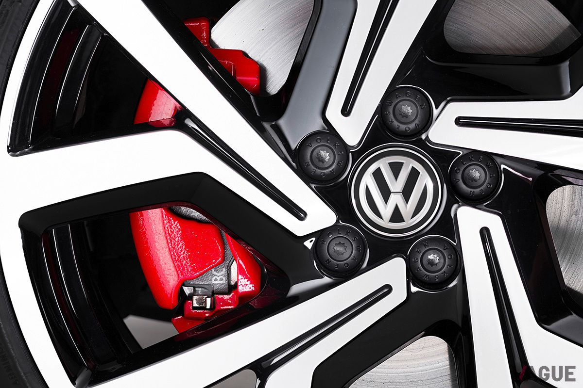 VW現行型「ポロGTI」の17インチホイールとレッドキャリパー