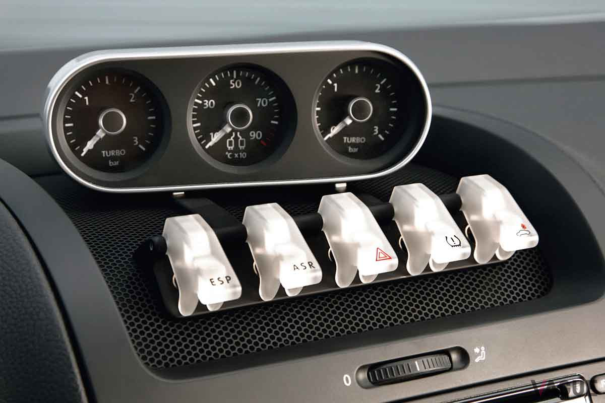 VW「ゴルフGTI W12−650」のインテリア。3連メーターの下にESPボタンがあるが実際はダミーだったという