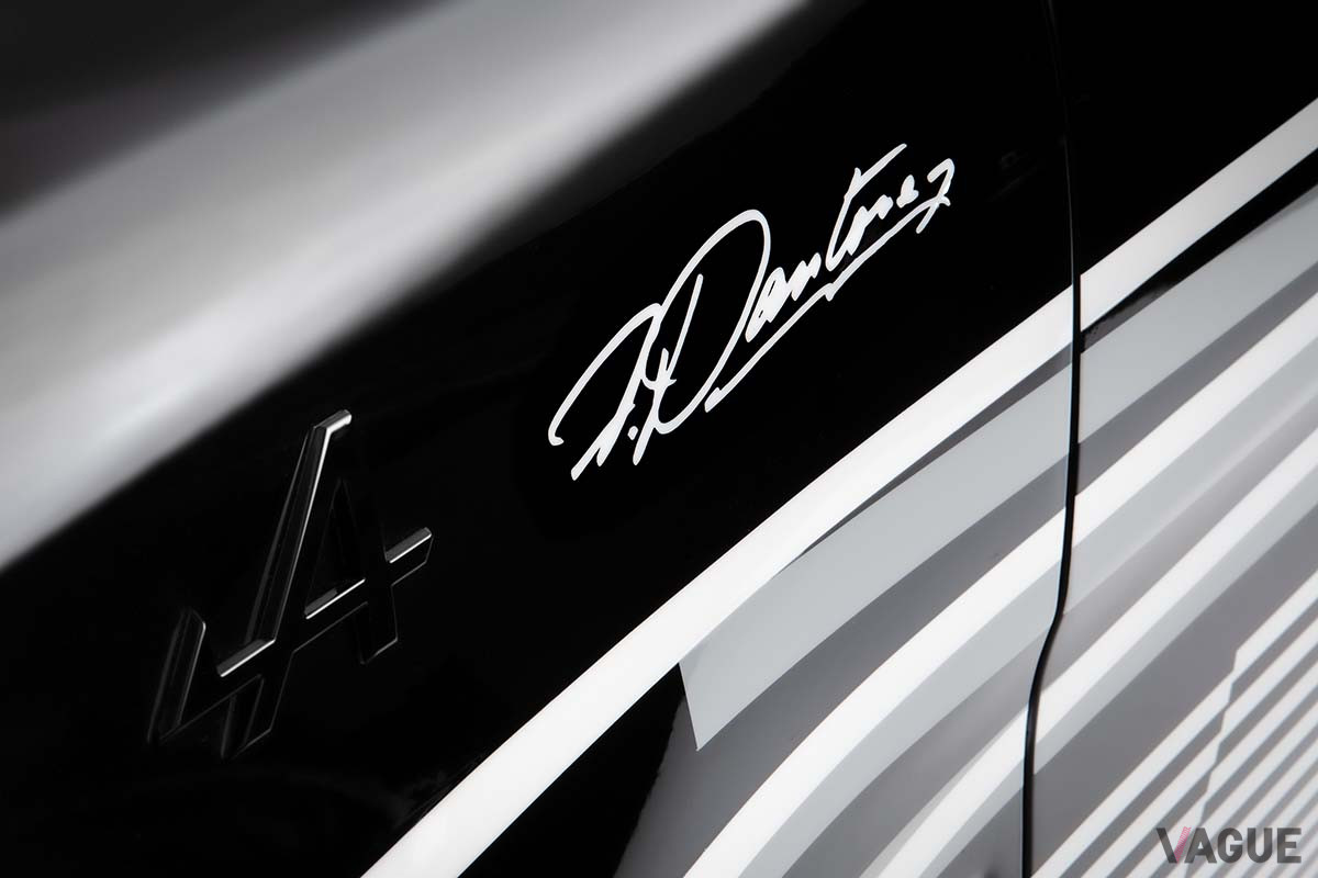 「アルピーヌA110×フェリペ・パントン」に入るフェリペ・パントンのサイン