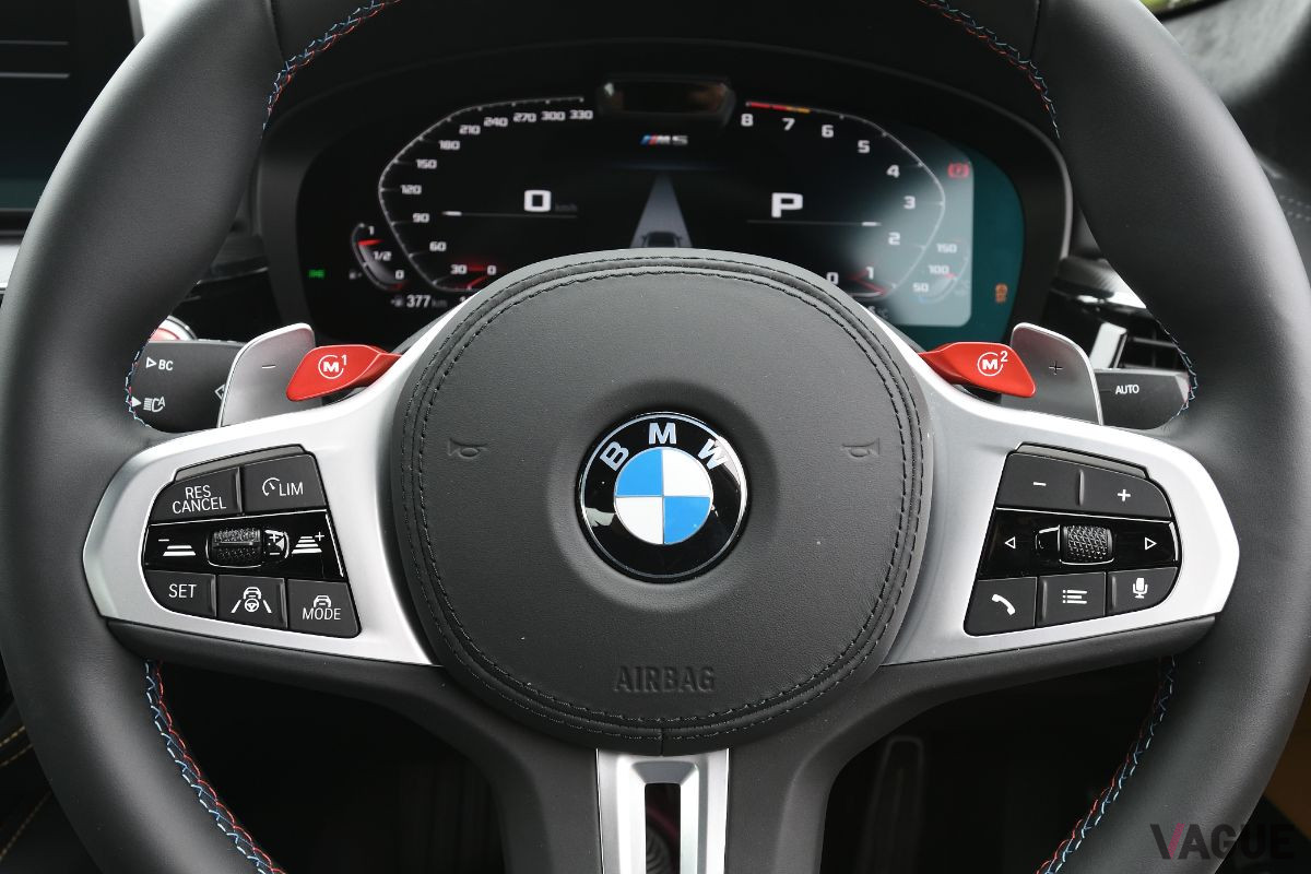 BMW「M5コンペティション」のステアリングホイール。赤い左右のMボタンには任意の設定を登録できる