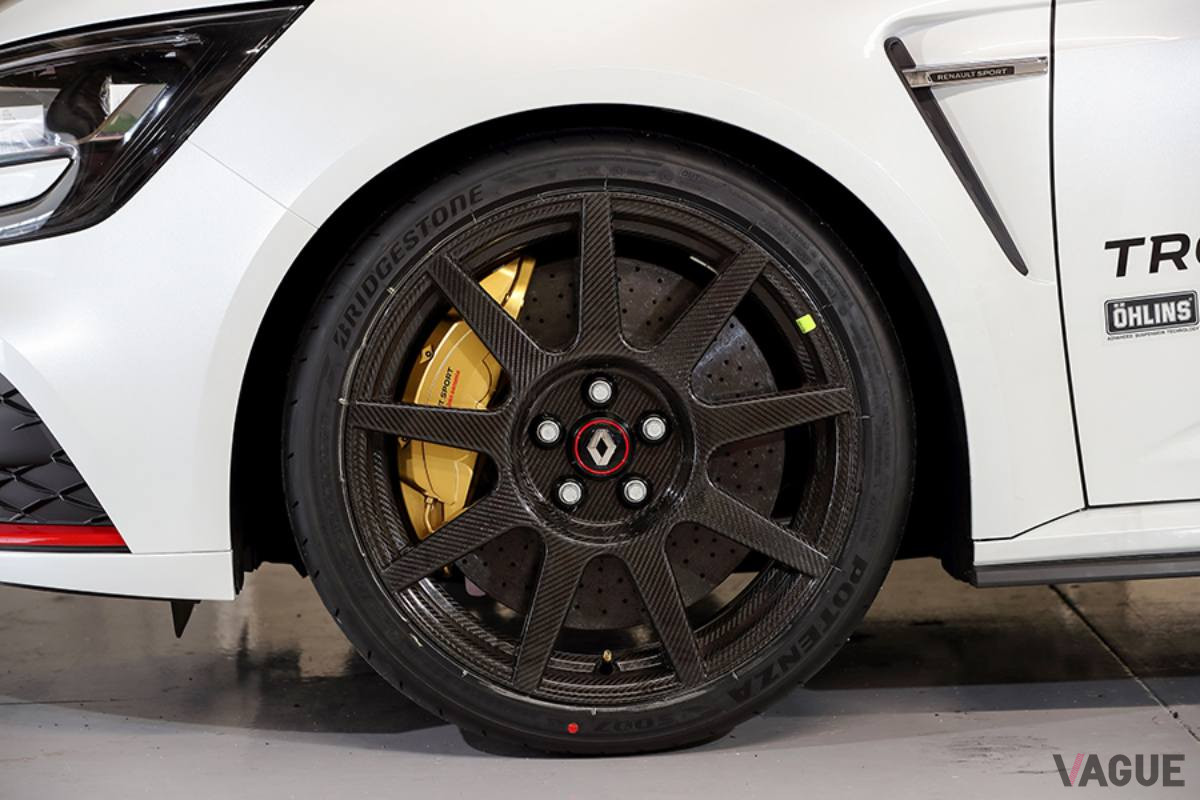 メガーヌR.S.トロフィーRに新車装着されたタイヤは、ブリヂストン「POTENZA S007」