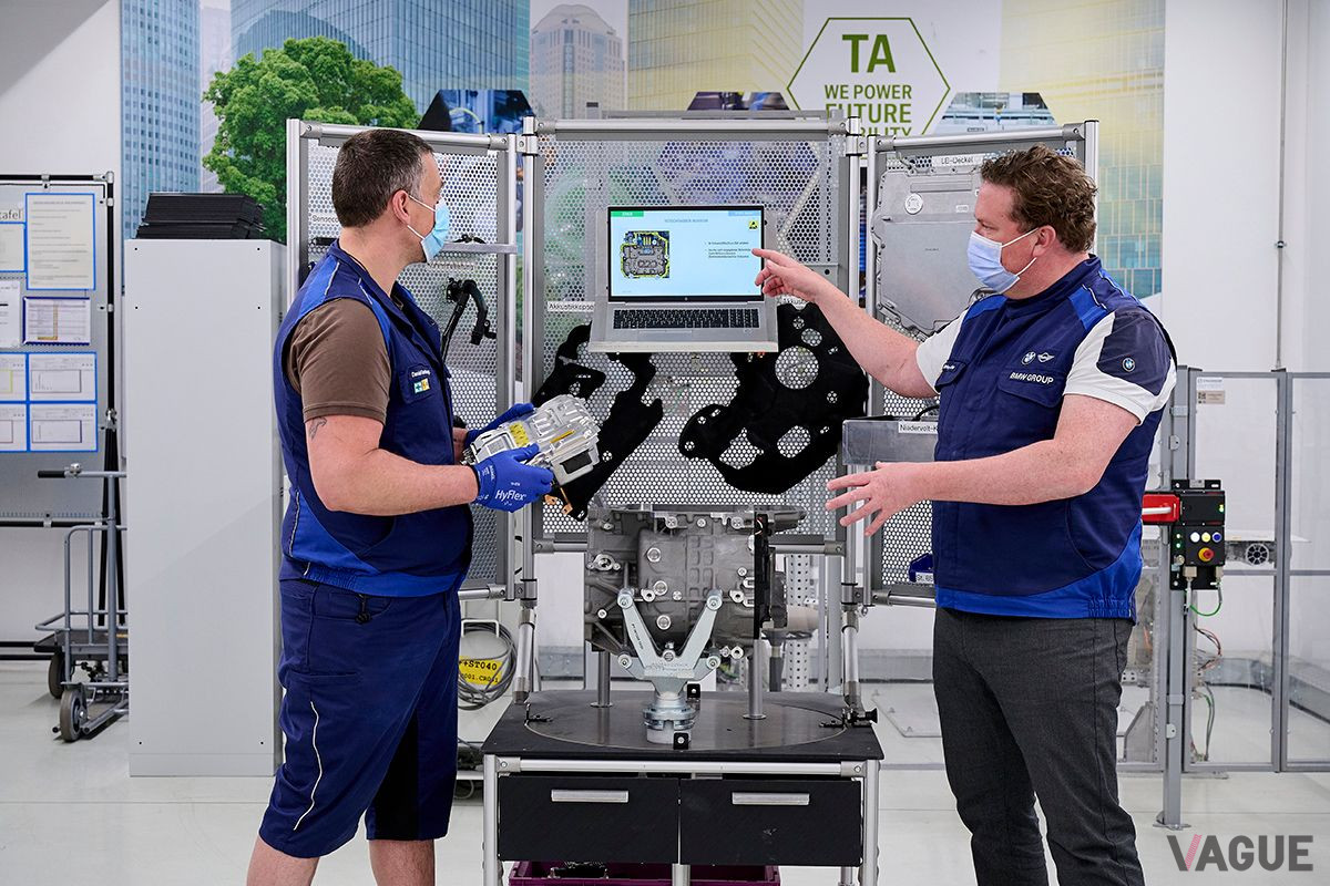 ドイツ・ディンゴルフィン工場で生産される電気自動車（EV）「iX」および「i4」用のパワートレイン