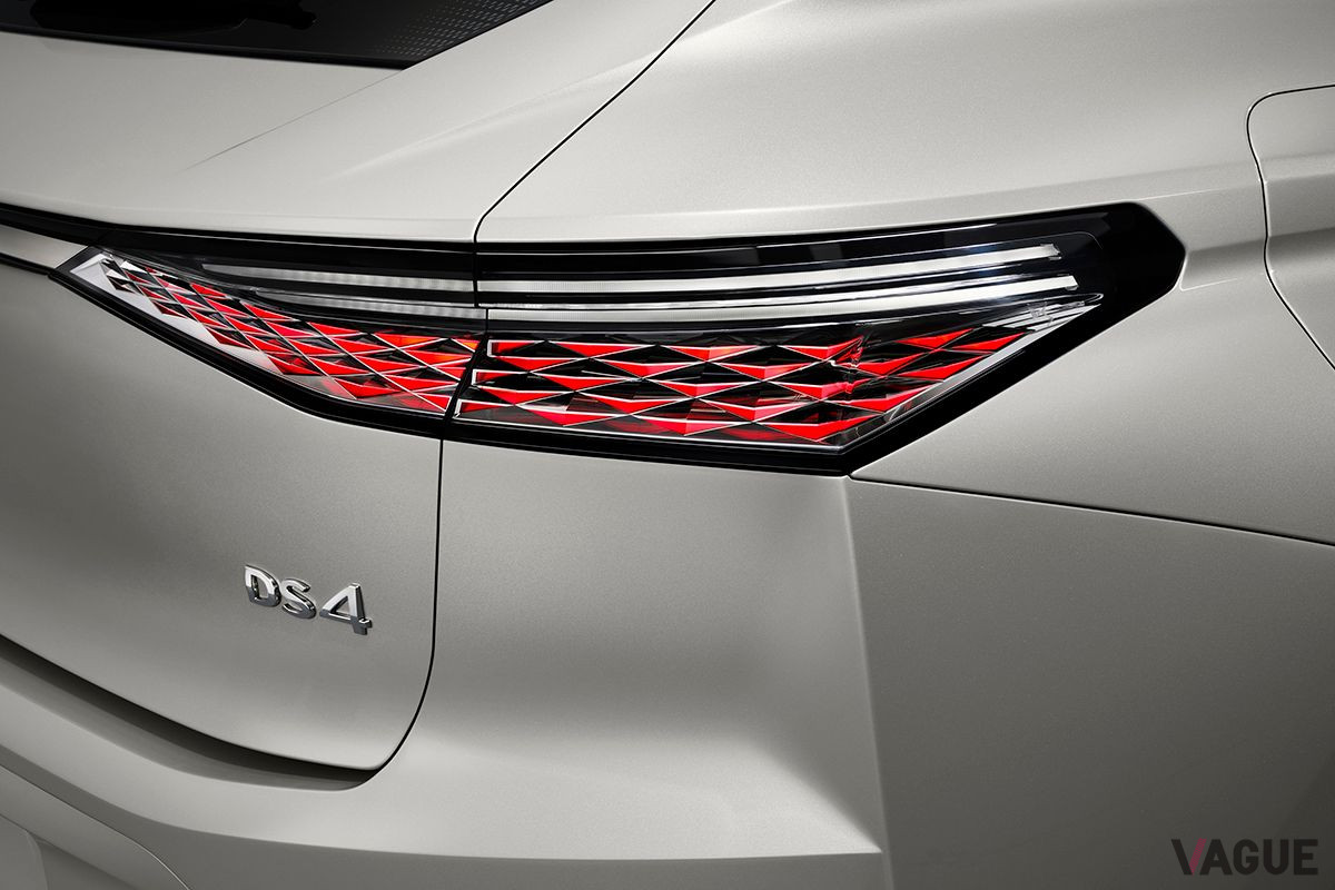 新型「DS4」のリアLEDコンビネーションライト