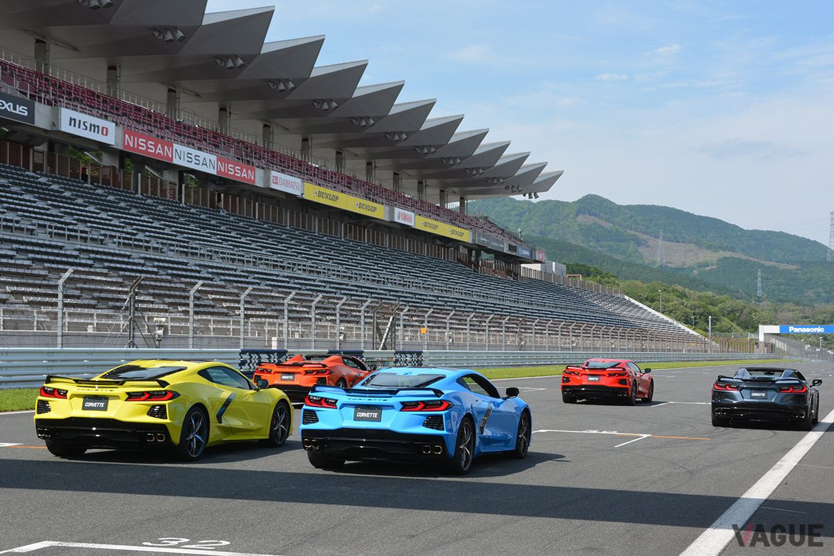 富士スピードウェイ本コースに並んだ新型「シボレー コルベット」