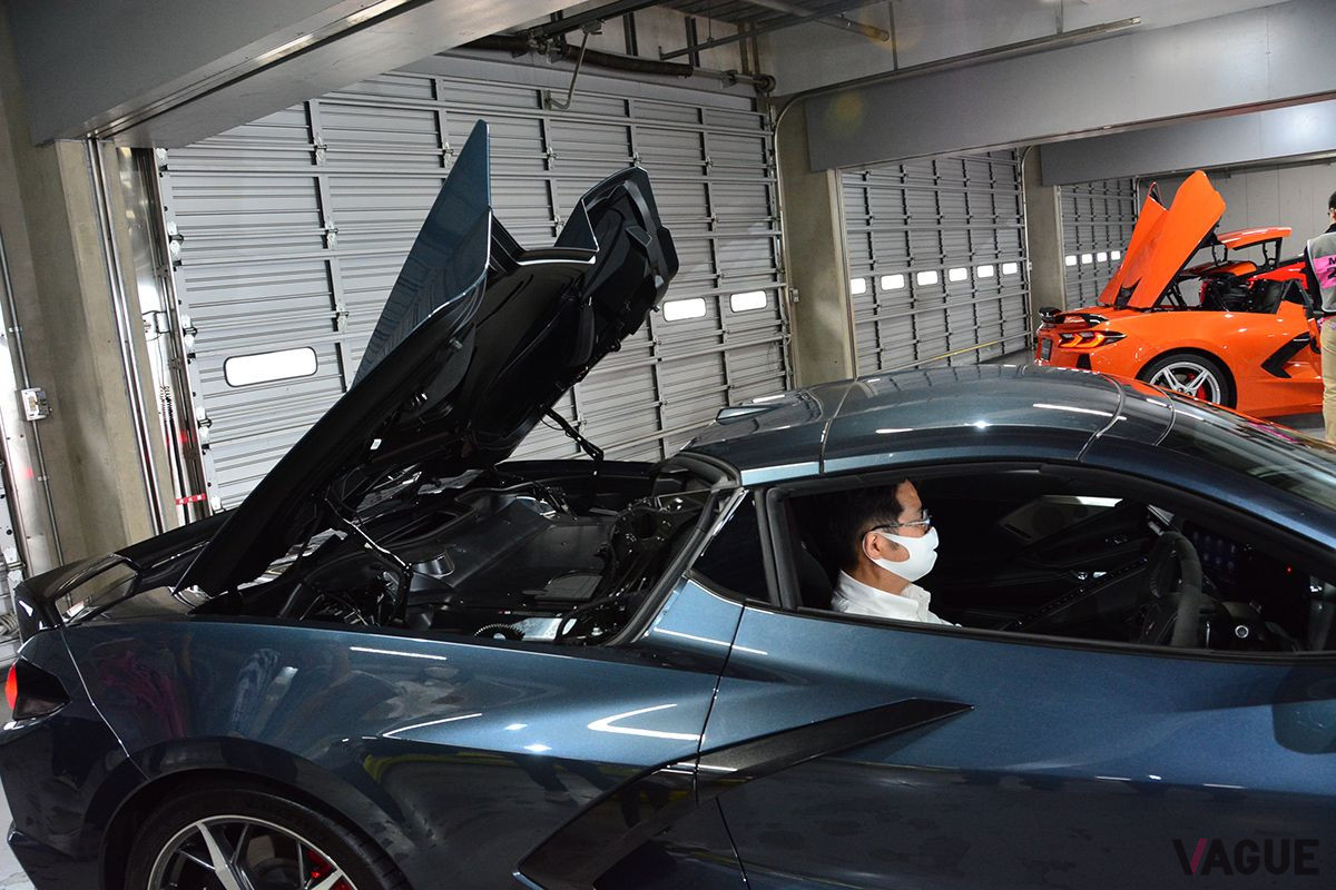 新型「シボレー コルベット コンバーチブル」のルーフ開閉シーン