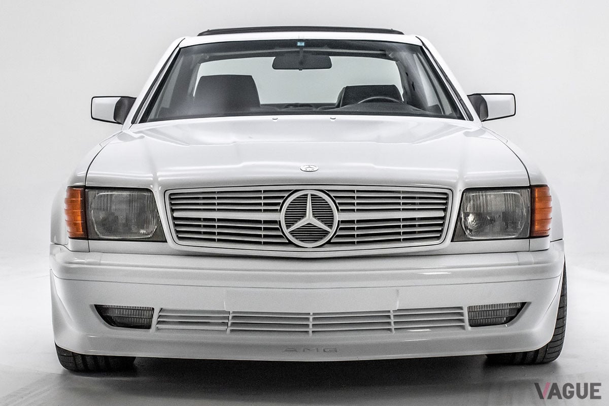 約1690万円で継続販売中のメルセデス・ベンツ「500 SEC 6.0 AMG ワイドボディ」（C）2021 Courtesy of RM Sotheby's