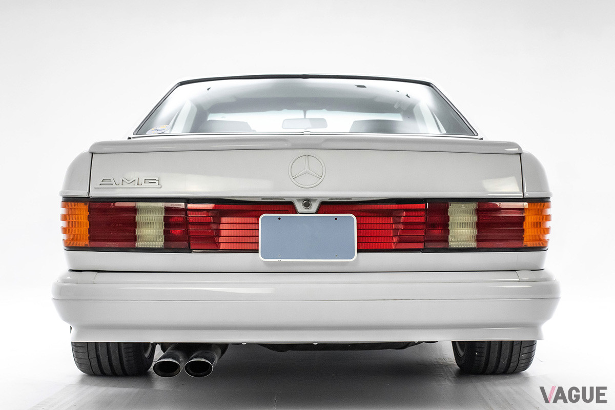 約1690万円で継続販売中のメルセデス・ベンツ「500 SEC 6.0 AMG ワイドボディ」（C）2021 Courtesy of RM Sotheby's