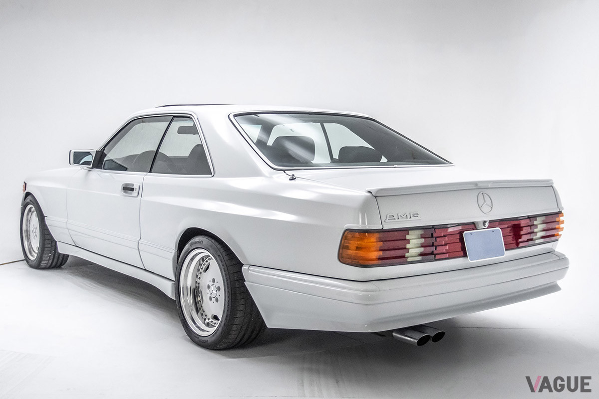 約1690万円で継続販売中のメルセデス・ベンツ「500 SEC 6.0 AMG ワイドボディ」（C）2021 Courtesy of RM Sotheby's