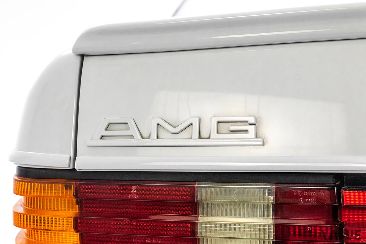 約1690万円で継続販売中のメルセデス・ベンツ「500 SEC 6.0 AMG ワイドボディ」（C）2021 Courtesy of RM Sotheby's