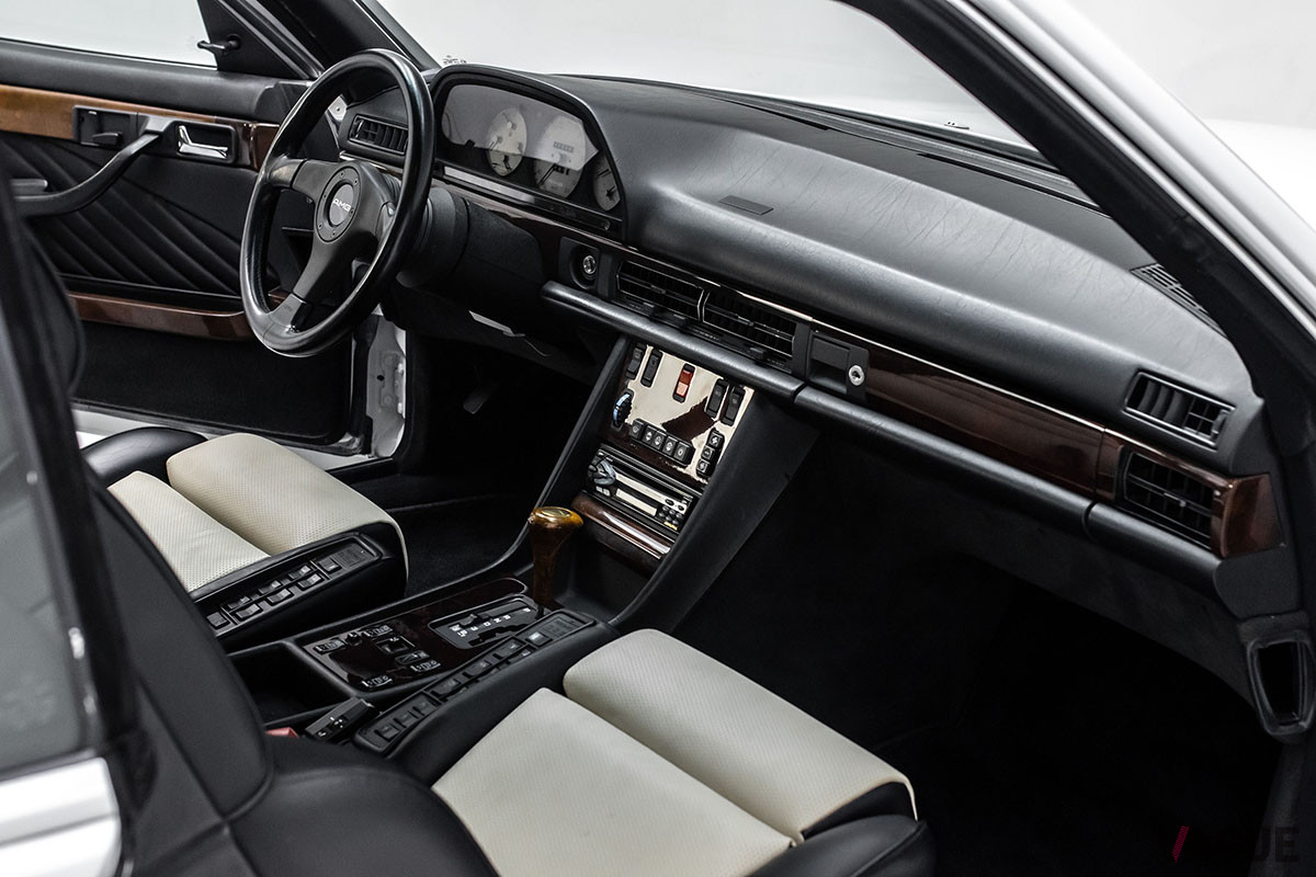 約1690万円で継続販売中のメルセデス・ベンツ「500 SEC 6.0 AMG ワイドボディ」（C）2021 Courtesy of RM Sotheby's