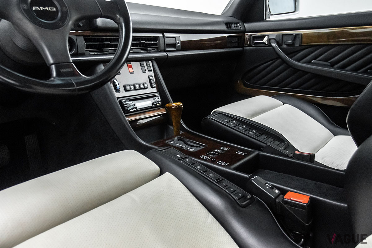 約1690万円で継続販売中のメルセデス・ベンツ「500 SEC 6.0 AMG ワイドボディ」（C）2021 Courtesy of RM Sotheby's