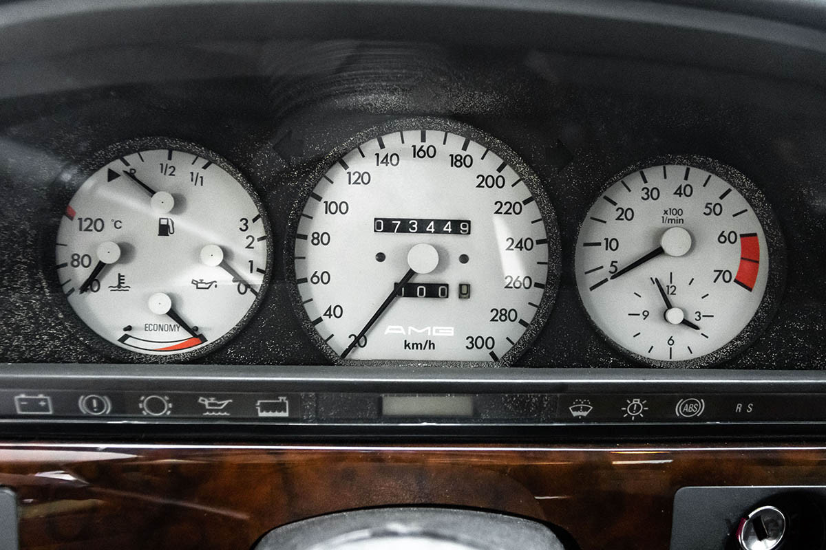 約1690万円で継続販売中のメルセデス・ベンツ「500 SEC 6.0 AMG ワイドボディ」（C）2021 Courtesy of RM Sotheby's