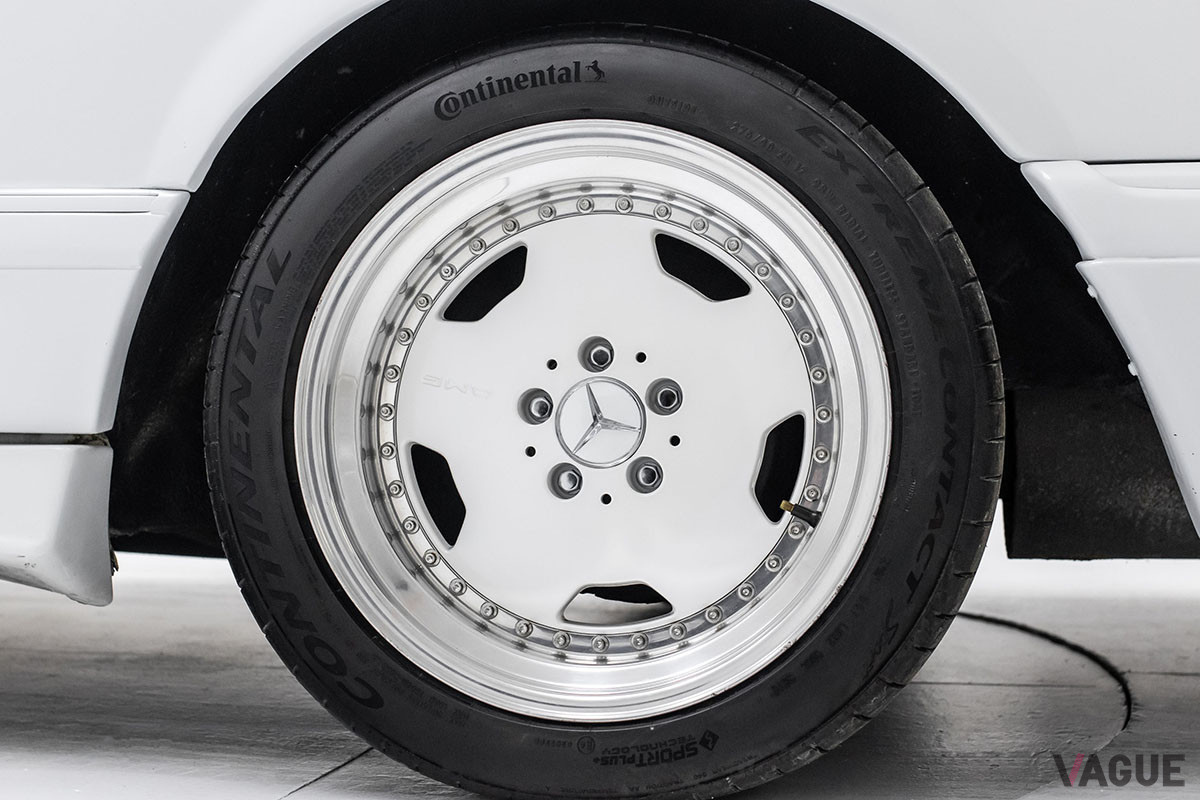 約1690万円で継続販売中のメルセデス・ベンツ「500 SEC 6.0 AMG ワイドボディ」（C）2021 Courtesy of RM Sotheby's