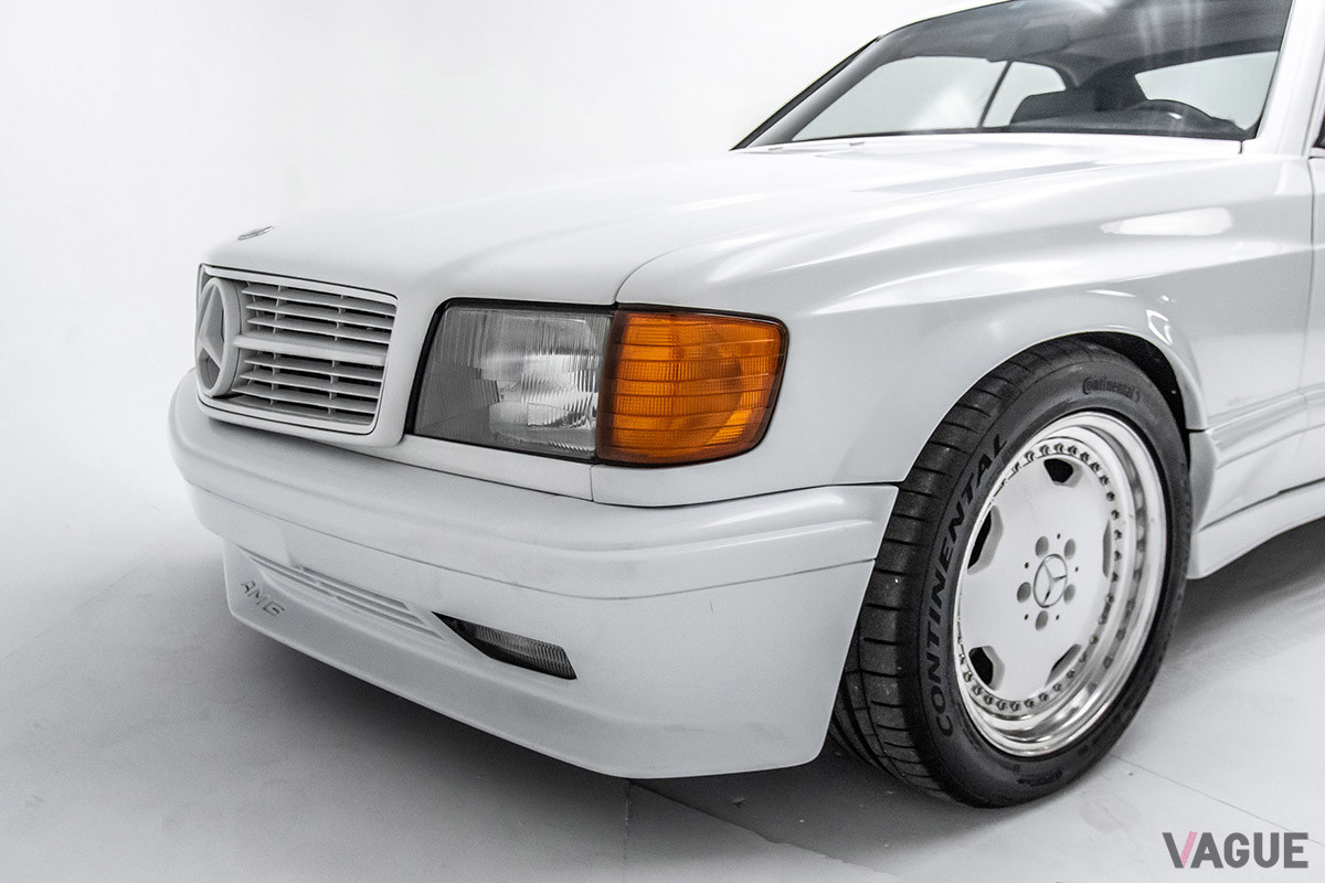 約1690万円で継続販売中のメルセデス・ベンツ「500 SEC 6.0 AMG ワイドボディ」（C）2021 Courtesy of RM Sotheby's