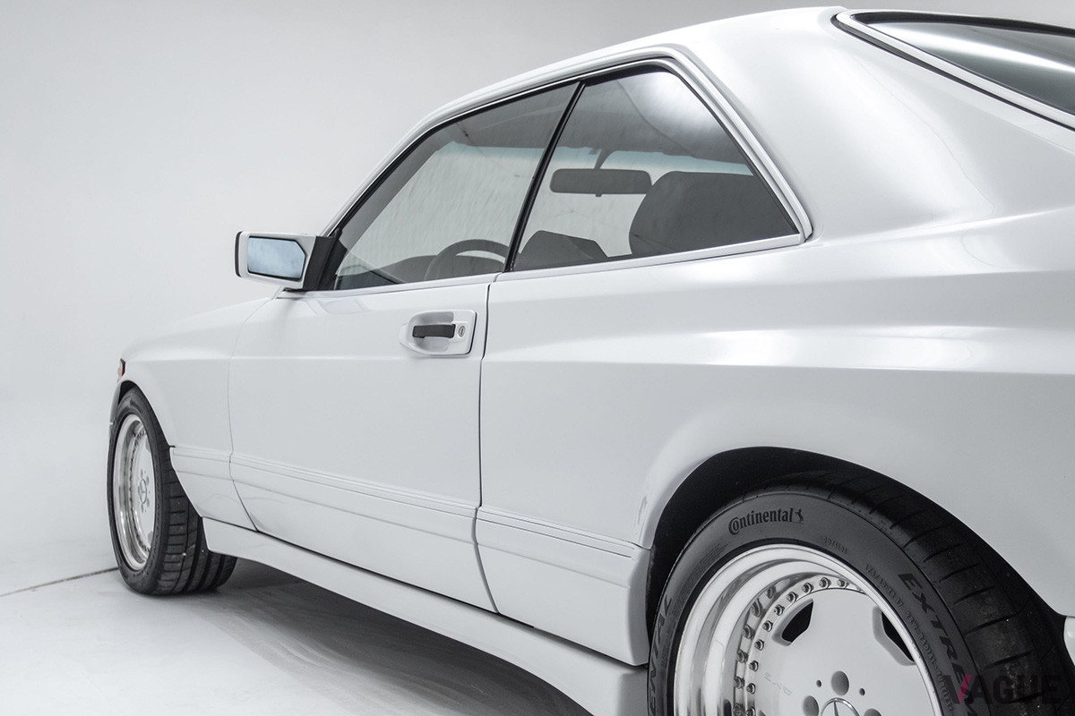 約1690万円で継続販売中のメルセデス・ベンツ「500 SEC 6.0 AMG ワイドボディ」（C）2021 Courtesy of RM Sotheby's