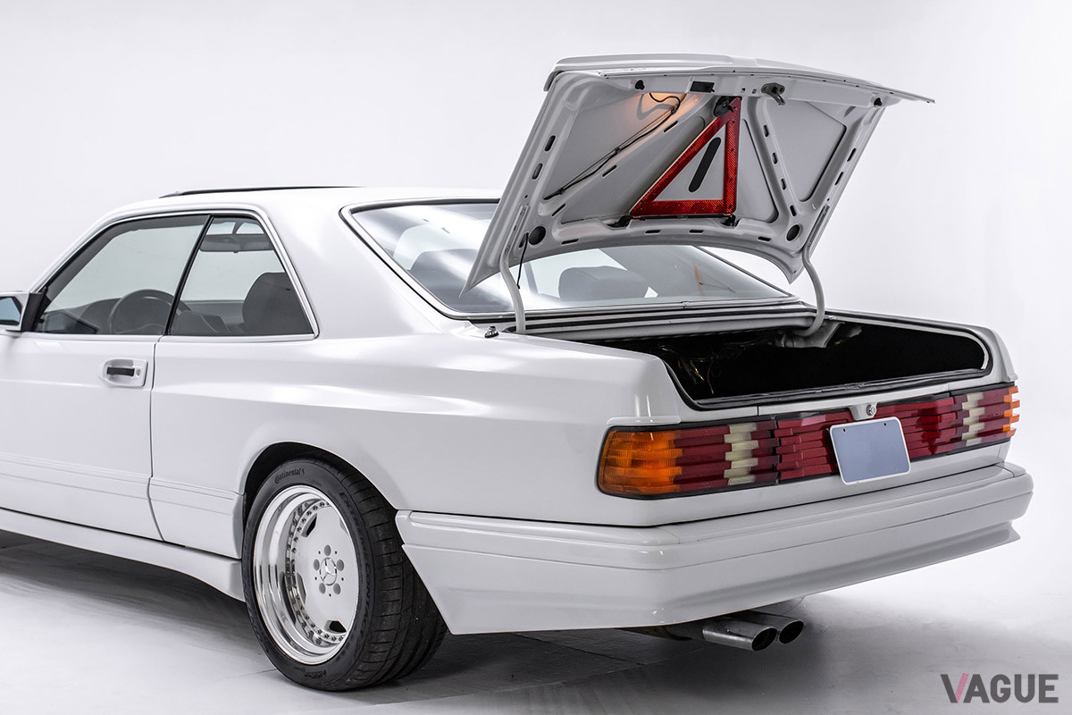 約1690万円で継続販売中のメルセデス・ベンツ「500 SEC 6.0 AMG ワイドボディ」（C）2021 Courtesy of RM Sotheby's