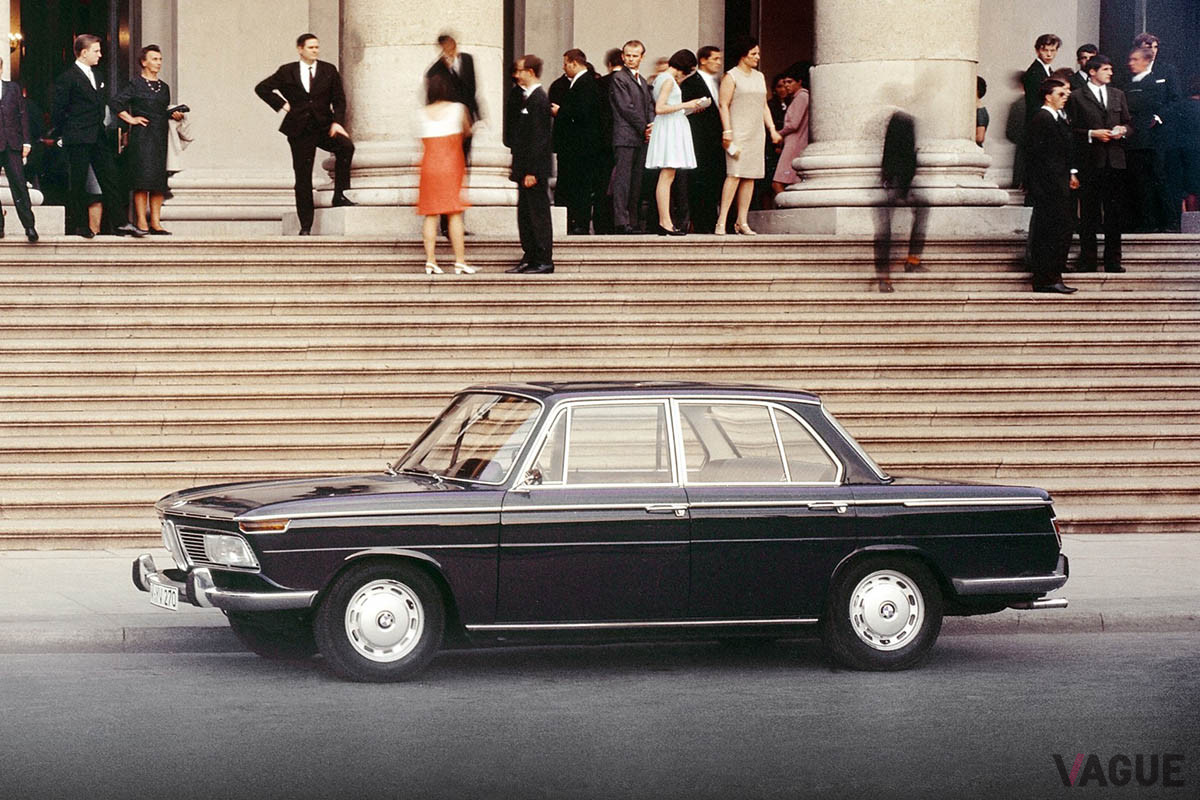 矩形ヘッドライトを持つ最上級モデル「2000」