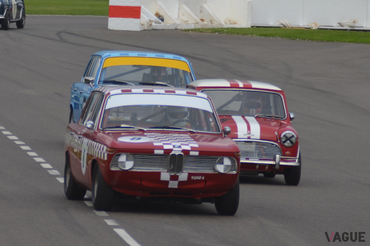 グッドウッド・リバイバル2015で、ライバルを従えて快走する「1800TISA」