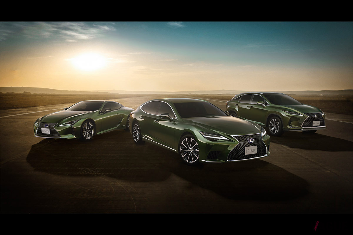 特別限定車“HIDEKI MATSUYAMA EDITION”（左）: LC500h（中）: LS500h（右）: RX450h