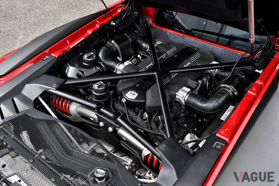 最高出力750ps／8400rpm、最大トルク：690Nm／5500rpmを発揮するV型12気筒自然吸気エンジン