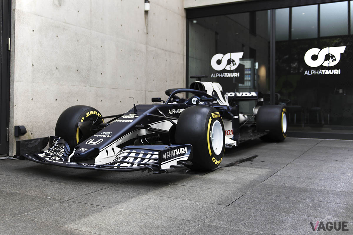 スクーデリア・アルファタウリF1チームで日本人ドライバー角田裕毅が操る2021年用最新デザインのレーシングカー