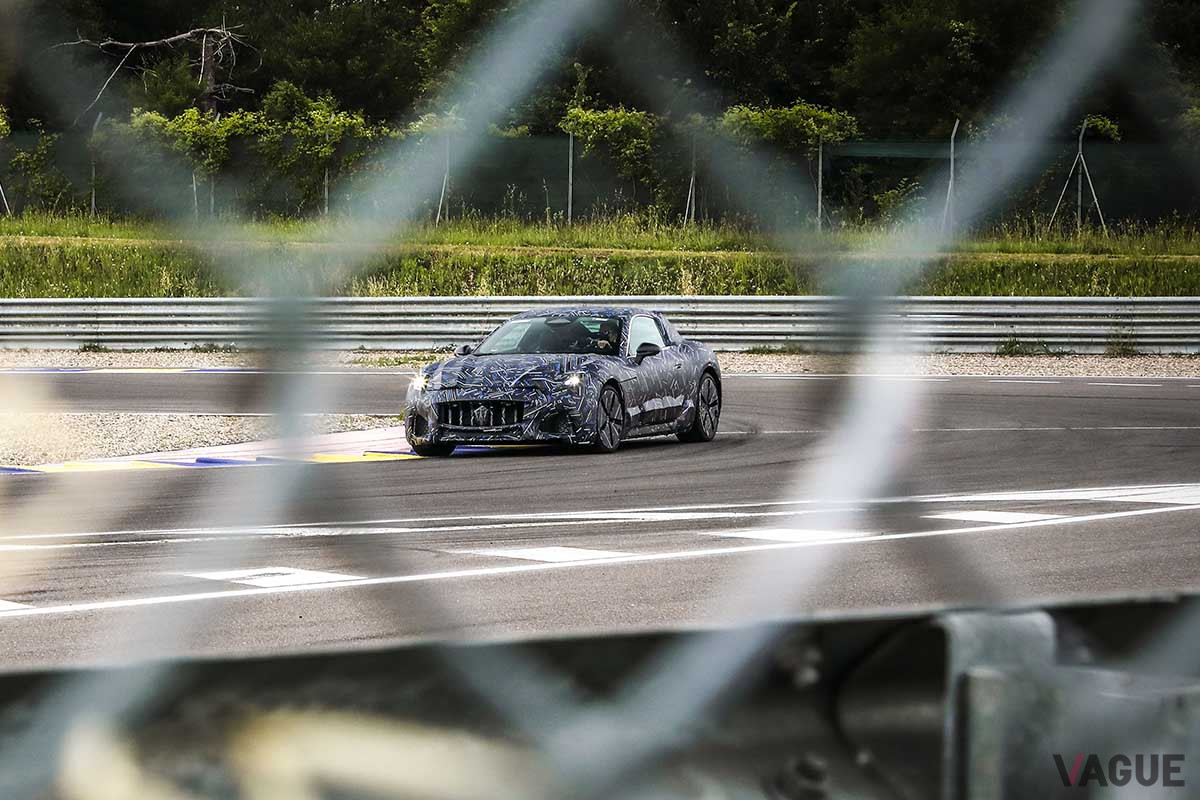 写真が公開されたマセラティの次期型グラントゥーリズモのプロトタイプ