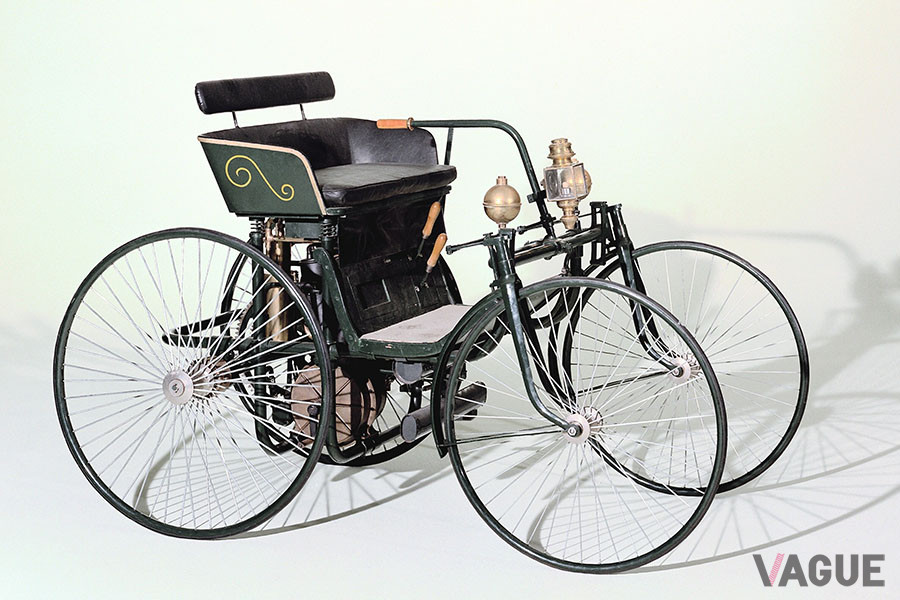 1889年にゴットリープ・ダイムラーとヴィルヘルム・マイバッハが設計した4輪車「ワイヤー・ホイール・カー」にもハンドルはついていない