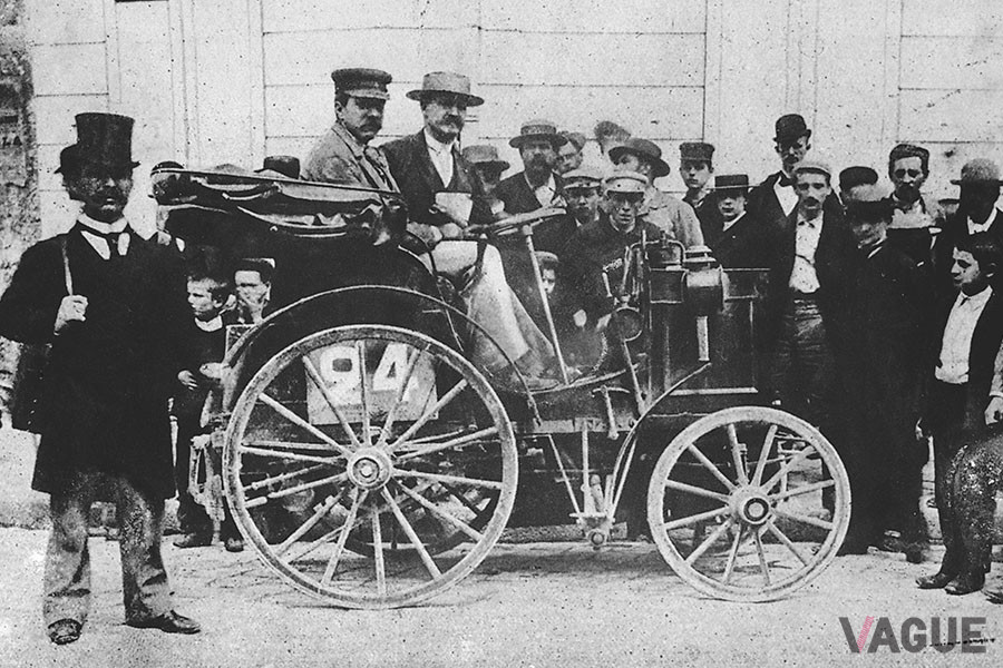 1894年7月、パリからルーアンまで走行する世界初の自動車レース「パリ・ルーアン・トライアル」で、フランスのエンジニア、アルフレッド・ヴァシュロンが「パンハード＆レヴアッソール」にはじめてハンドルを付けた