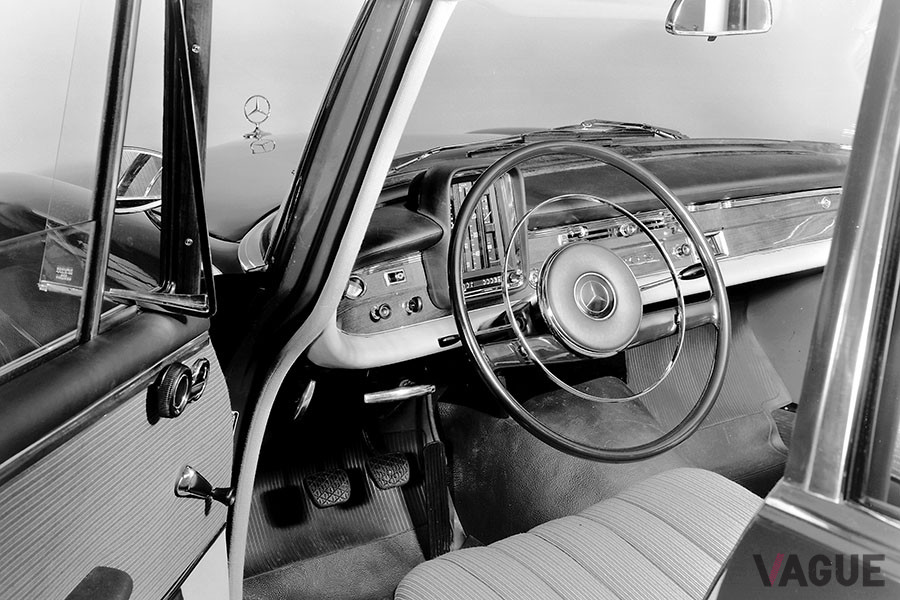 1951年製W111型「フィンテール」のインパネ