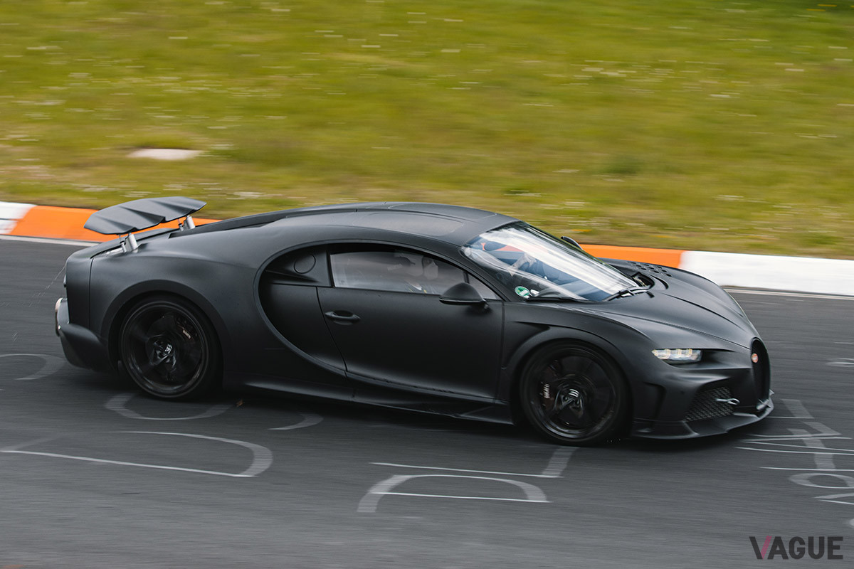 300mph（約480km／h）超えのスピード記録達成記念に30台が限定生産される「シロン スーパースポール300＋」は、約4億6700万円
