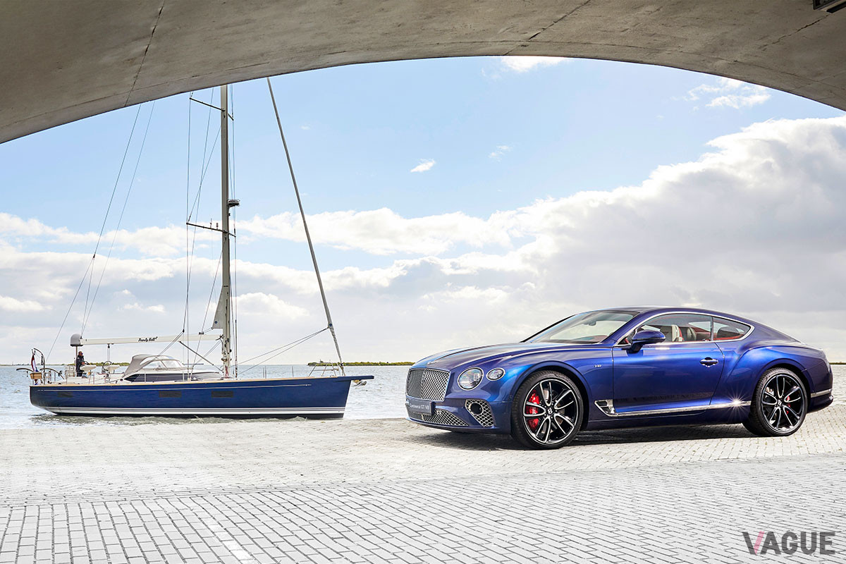 ライトサファイアの「コンチネンタルGT V8クーペ」とディープブルーの「コンテスト59 CS」