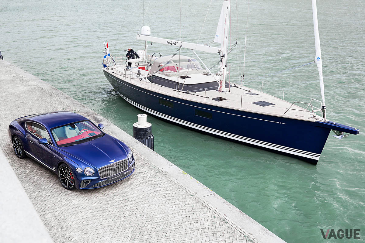 ライトサファイアの「コンチネンタルGT V8クーペ」とディープブルーの「コンテスト59 CS」