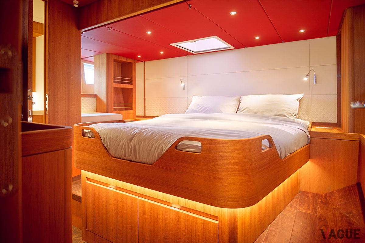 ヨットのインテリアは、「コンチネンタルGT V8クーペ」のキャビンのテーマが取り入れられている