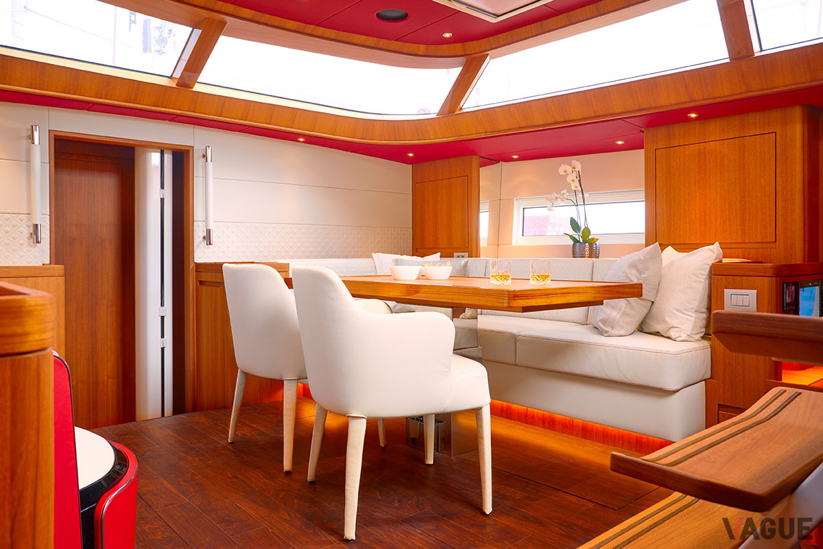 ヨットのインテリアは、「コンチネンタルGT V8クーペ」のキャビンのテーマが取り入れられている