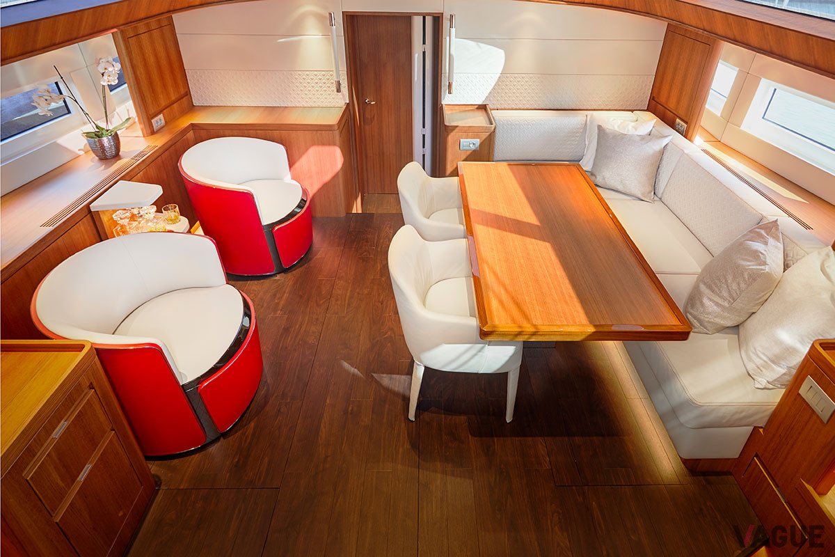 ヨットのインテリアは、「コンチネンタルGT V8クーペ」のキャビンのテーマが取り入れられている