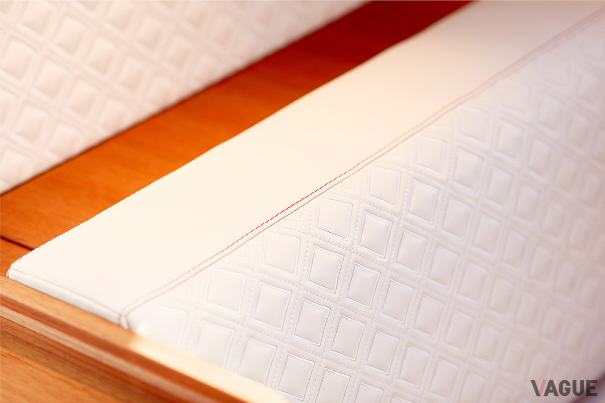 ヨットのインテリアパネルには、ベントレーの特徴であるダイヤモンド・イン・ダイヤモンドステッチも施されている