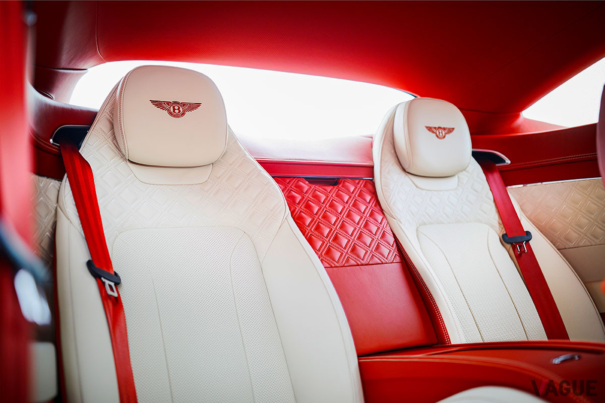 「コンチネンタルGT V8クーペ」のキャビンに採用された、ホットスパーレッドのレザーとコントラストの効いたリネンベージュのハイドが、ヨットに取り入れられた