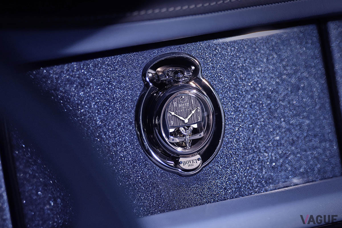 ファイシア（ダッシュパネルの上縁）中央に収められた「ボヴェ（Bovet）1822」製ウォッチ
