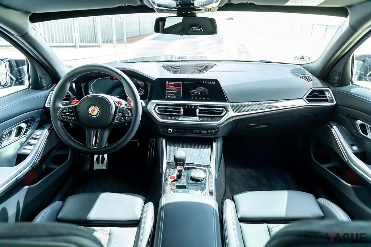 コックピットでは、ステアリングホイールのエンブレム以外に目立った変更点はない