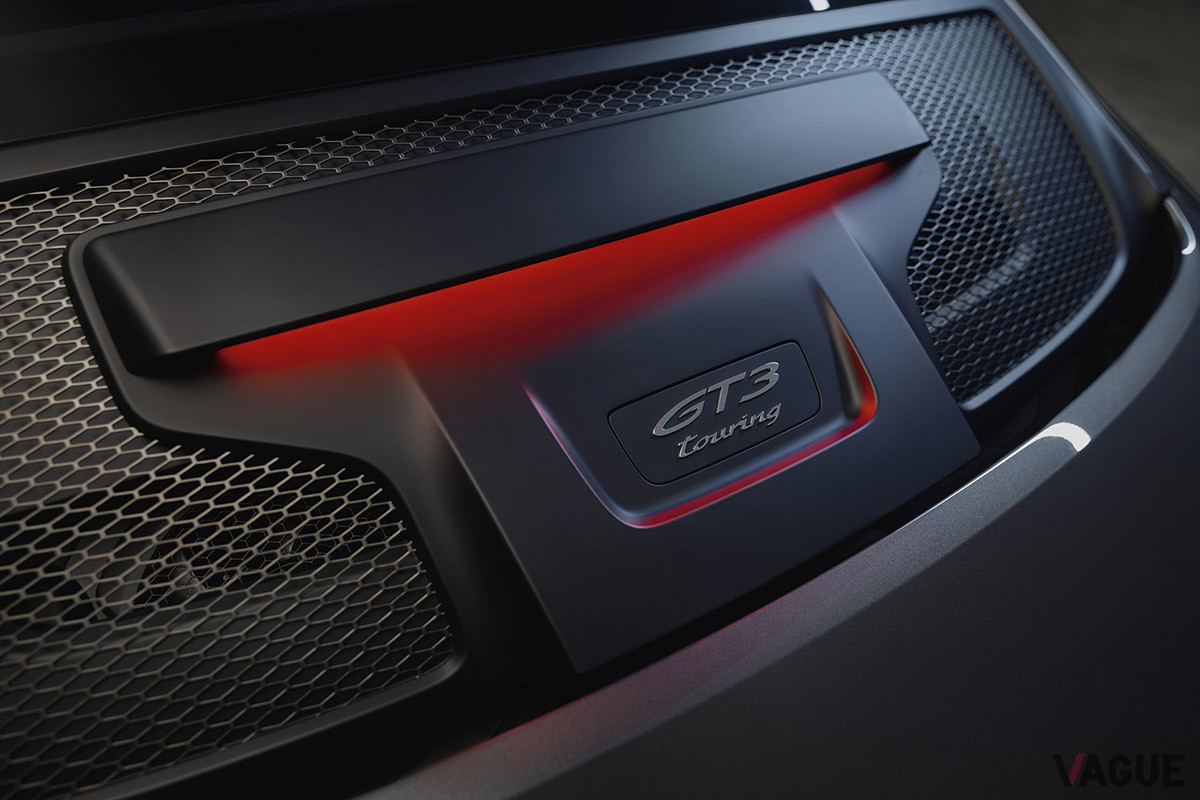 リアリッドグリルに控えめに「GT3 touring」のロゴが入る