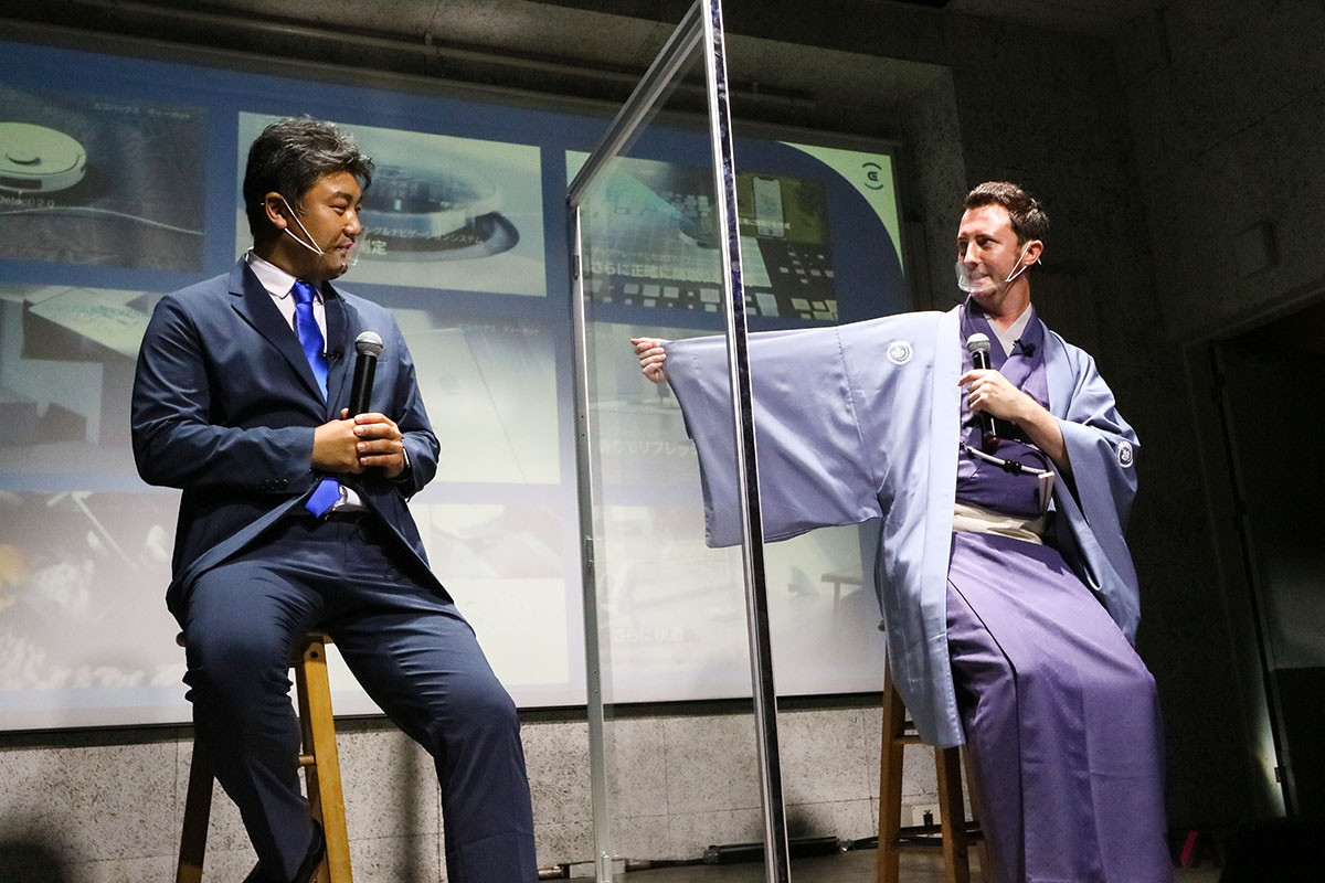 エコバックスジャパン株式会社の坂梨文康氏（左）に新調した紫の着物について話す桂福龍氏（右）
