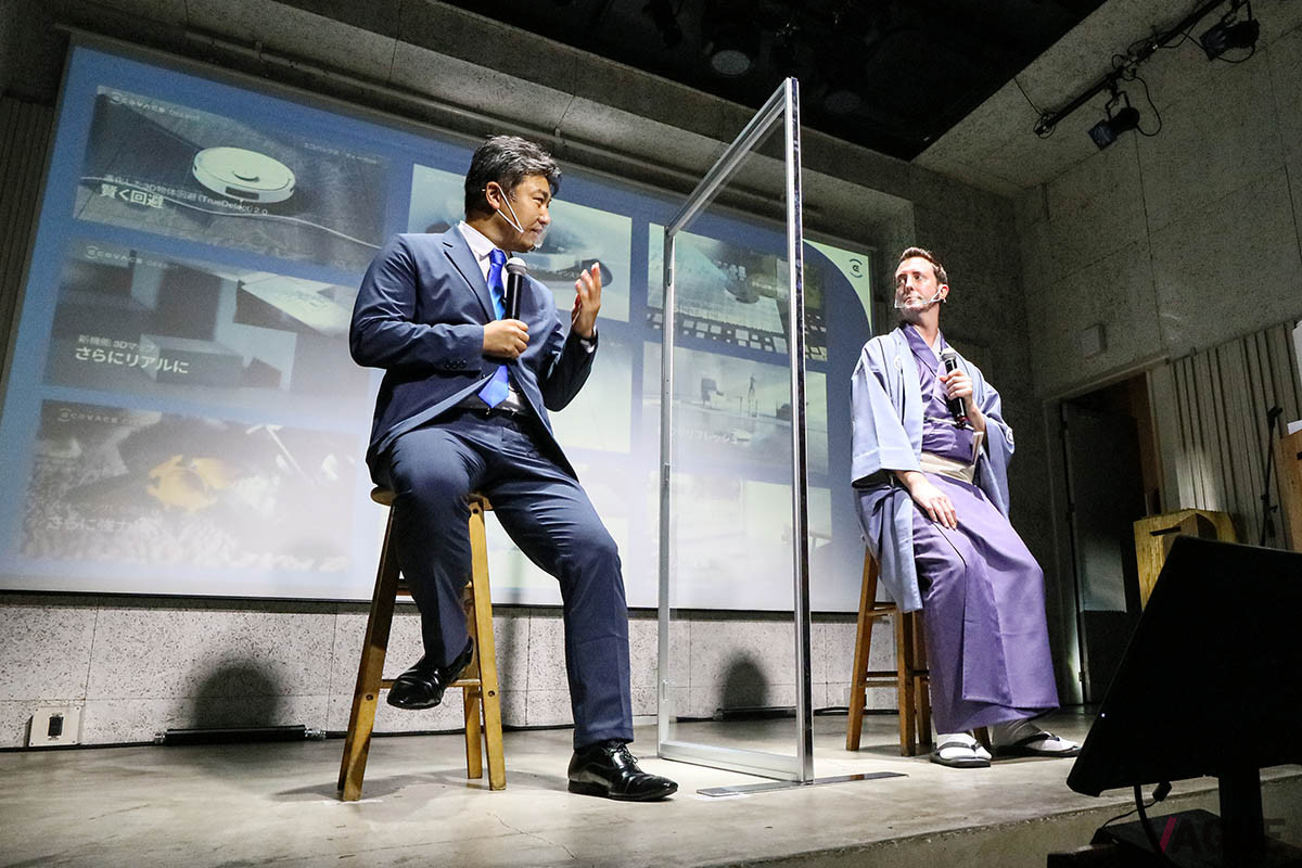 ロボット掃除機のある暮らしについてトークショーをおこなったエコバックスジャパン株式会社の坂梨文康氏（左）と桂福龍氏（右）