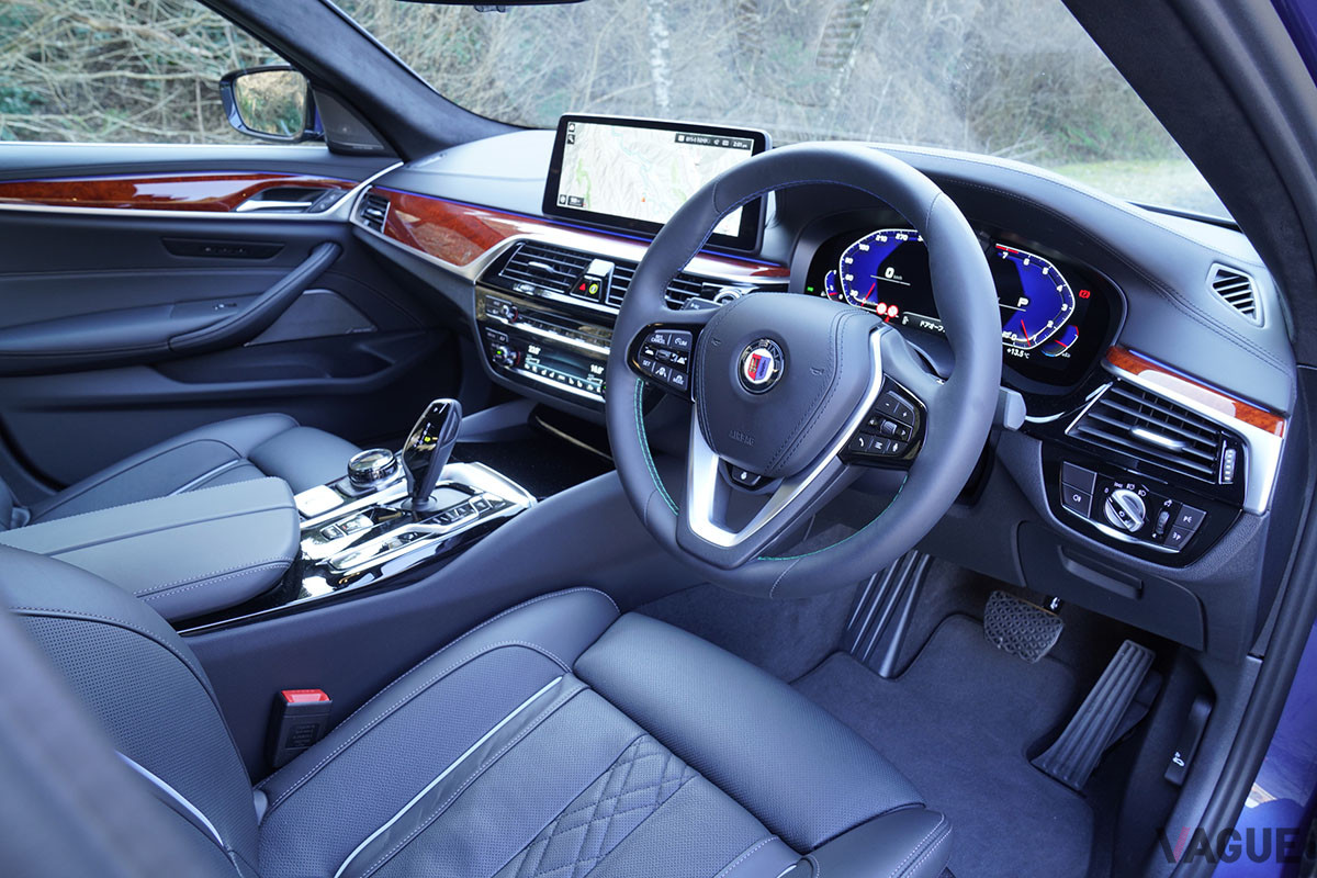 インテリアはオリジナルのウッドパネルが装備される。またステアリングヒーターが装備され、インフォメントシステムは、スマホ連携が可能となっている（C）柳田由人