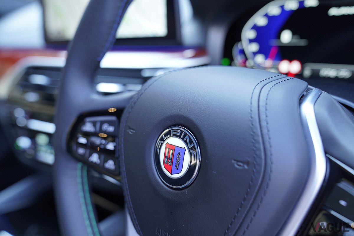 ステアリングにも、アルピナのバッジが装備される。バッジには、キャブレターとカムシャフトが描かれており、チューニングメーカーとしてのアルピナを象徴している（C）柳田由人