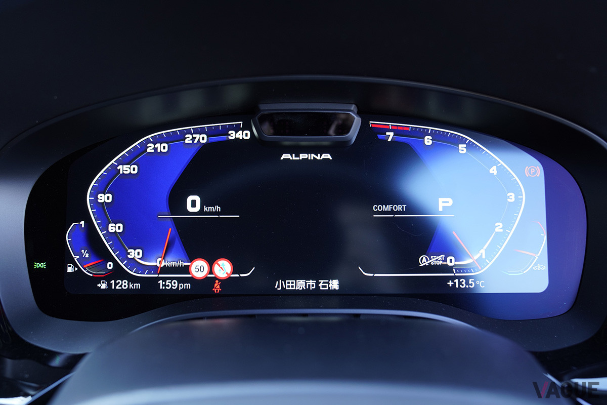 デジタルメーターは専用デザインとなっている。また、紳士協定を結んでいないため、250km/hのリミッターはなく巡航最高速度は330km/hとなる（アルピナは、安定して巡航できる範囲での最高速表示に、こだわりを持っている）（C）柳田由人