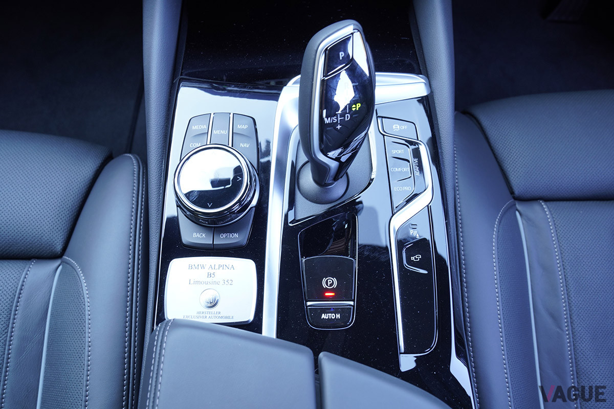 センターコンソールには、アルピナの証であるプレートが設置されている（C）柳田由人