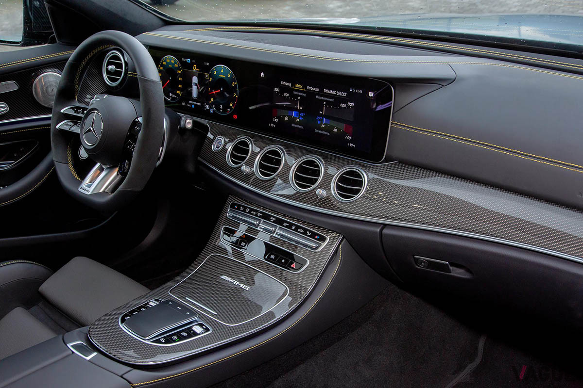 AMGのコックピットだとステッチはレッドが多いが、「E63 RS 830+」のステッチはイエローだ