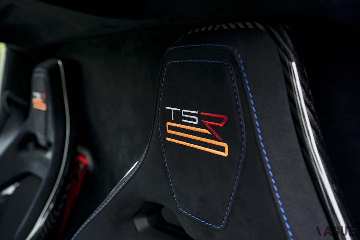 ヘッドレストには「TSR-S」が刺繍される