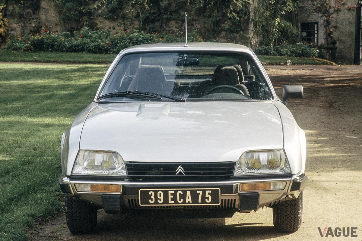 1974年に販売されたシトロエン「CX」。「DS」の後継モデルとして改良を加えられた大型FF車だ。エンジンはシトロエン初の横置きを採用、縦置きだった「DS」で不評だったダッシュボード下のスペース不足を解消している（C）Stellantis N.V.