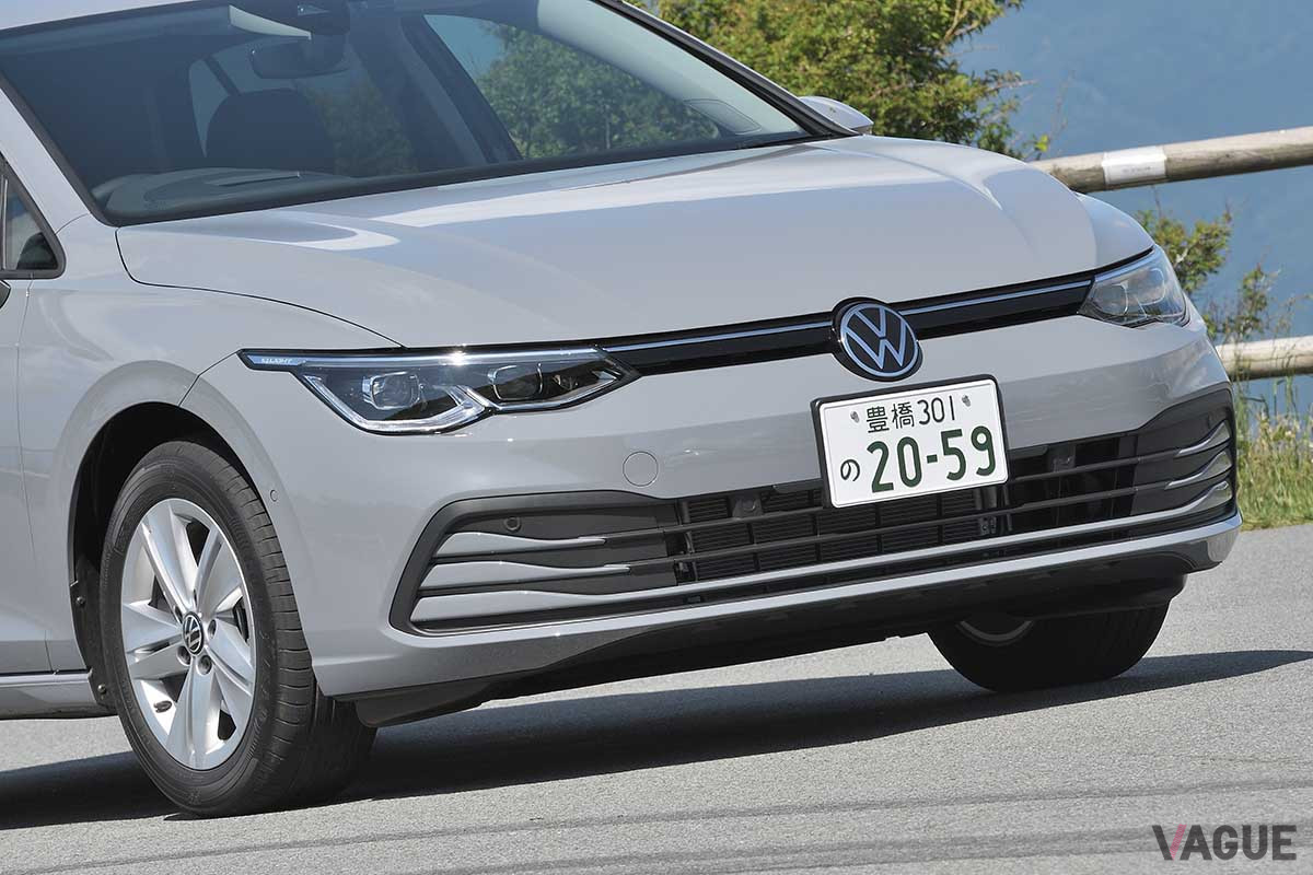 VW新型「ゴルフ」。ボディカラーはムーンストーングレー